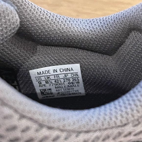 Authentic Yeezy 700 color Muave
Size US 9
Worn couple of times - Picture 3 of 5